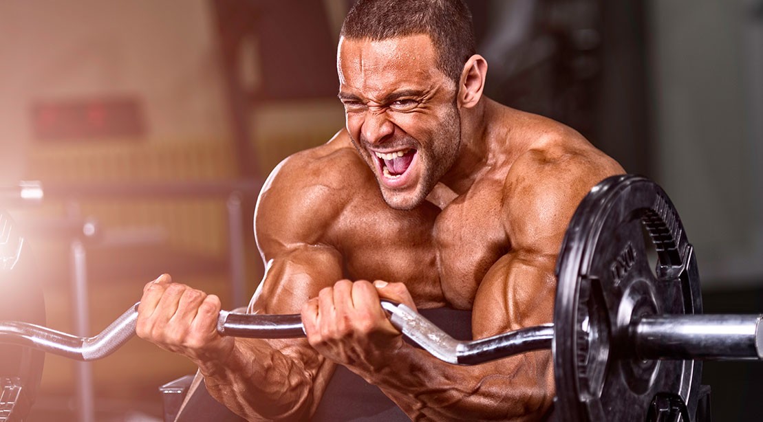 Bíceps grande, corpulento y rudo Curl predicador con barra