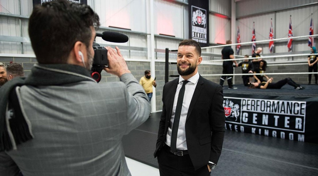 Campeão do WWE UK, Finn Balor, na abertura do London Performance Center Campeão do WWE UK, Finn Balor, na abertura do London Performance Center