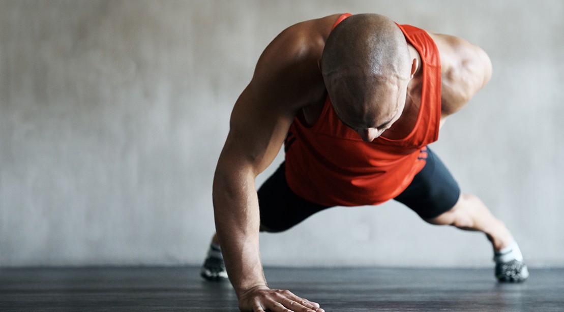 hombre un brazo pushup 1109 0