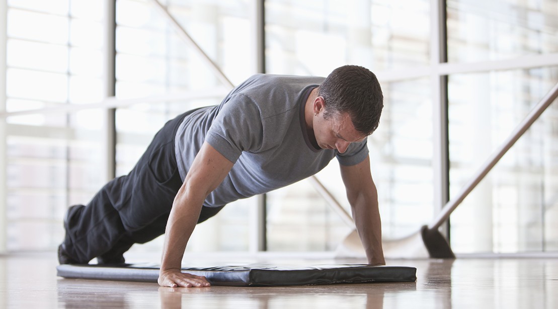 hombre yoga pushup 1109