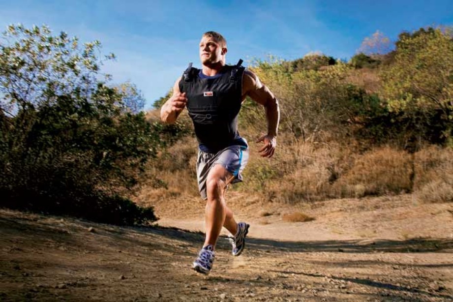 Hombre musculoso corriendo al aire libre